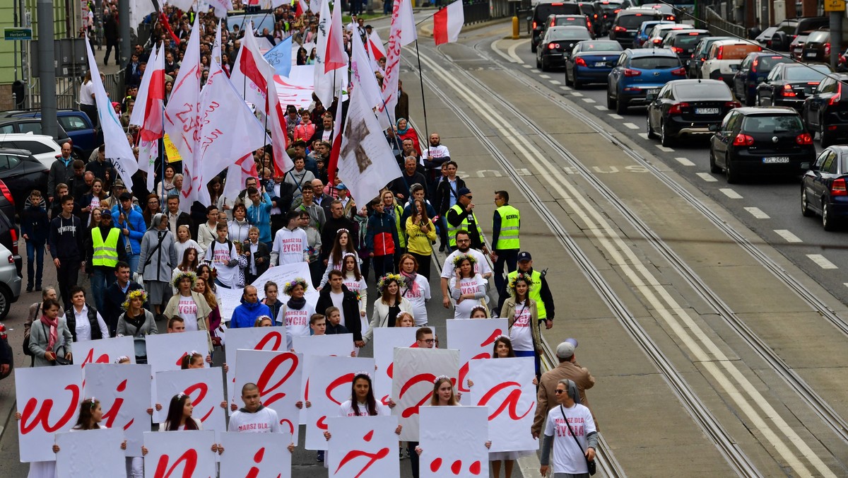 Tysiące uczestników, setki biało-czerwonych flag i transparentów, głośna muzyka - tak dzisiaj w Szczecinie wyglądał Marsz dla Życia. Manifestacja pod hasłem "Miłość większa niż" podkreślała obowiązek obrony życia od poczęcia aż do naturalnej śmierci.