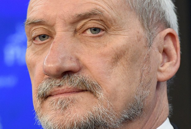 Macierewicz o "Służbach specjalnych": Vega nie ma pojęcia, o czym zrobił film