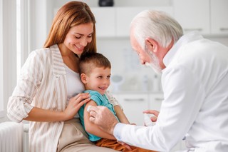 Nowy kalendarz szczepień 2026–2027. Obowiązkowe HPV, meningokoki i dodatkowe dawki przeciw krztuścowi