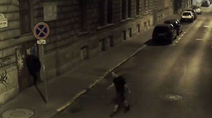 Három emberre is zsebkéssel támadt hétfő este a felvételen látható férfi / Fotó: Police.hu