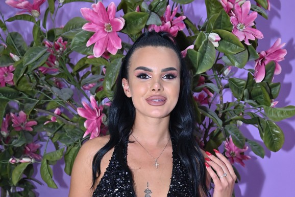 ŠOK U ELITI 9 Anita Stanojlović RADI TEST NA TRUDNOĆU: Za nekoliko sati će se saznati da li čeka dete sa Lukom Vujovićem