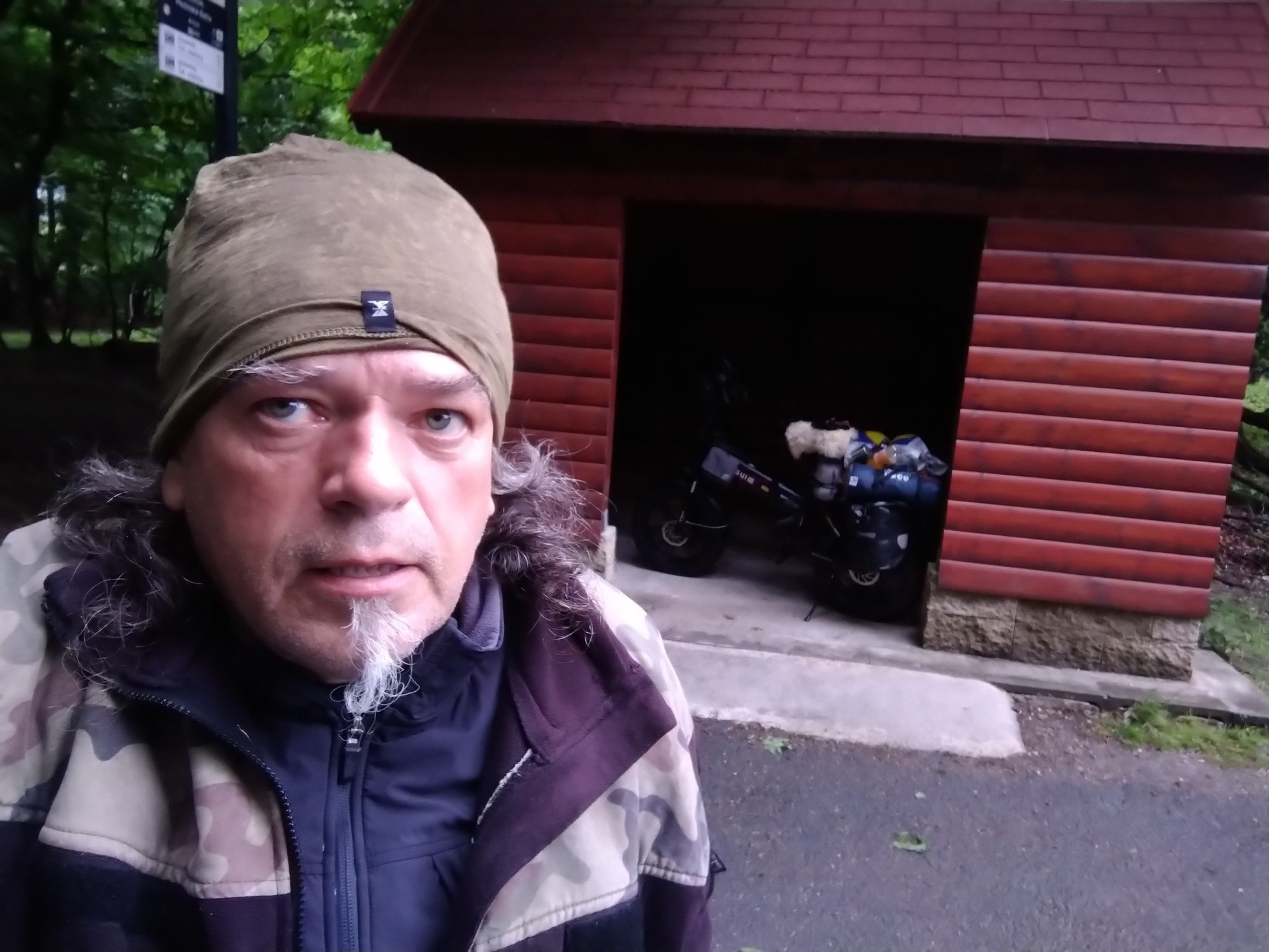 Bývalý televízny reportér a dobrodruh Rasťo Ekkert.