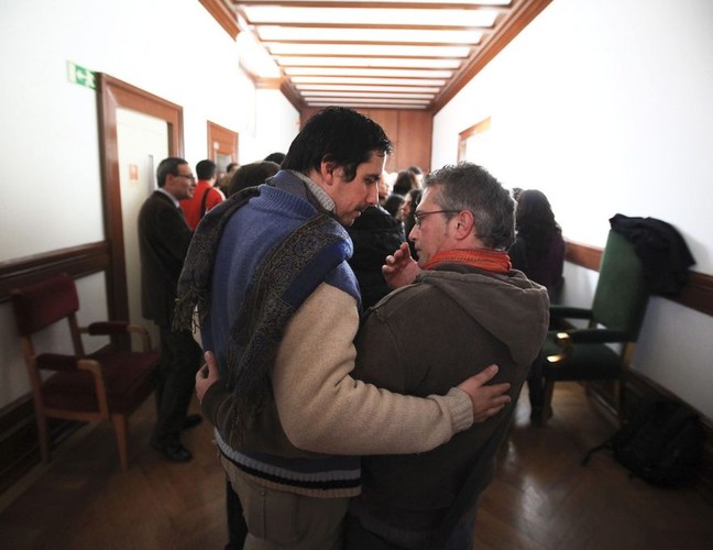 Para gejów przybyła do parlamentu w Lizbonie na debatę w sprawie legalizacji związków homoseksualnych. Portugalia dołączyła do grona krajów, które dopuszczają takie 'małżeństwa'