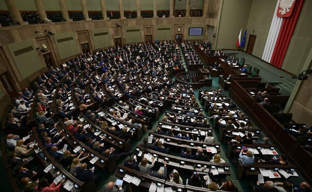 Posłowie na sali plenarnej Sejmu w Warszawie