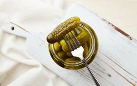 ogorki-po-kaszubsku-urzekaja-smakiem-sa-aromatyczne-a-zalewa-robi-furore