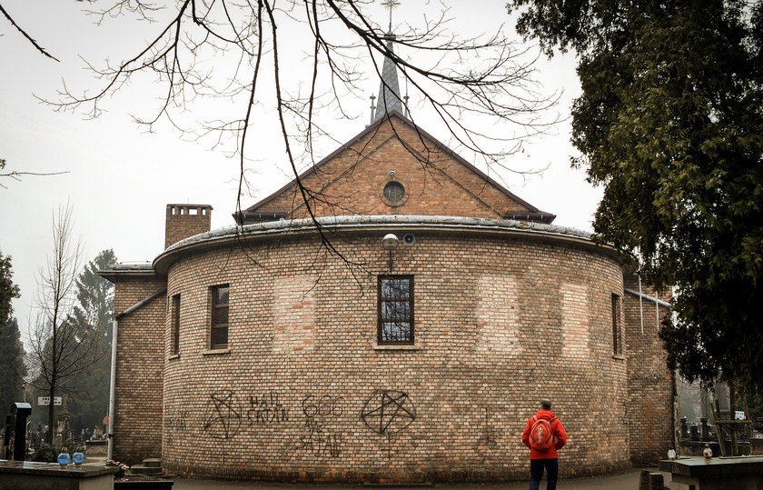 Częstochowa. Profanacja kaplicy przez satanistów na Cmentarzu Kule 