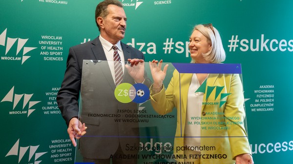 Prof. Tadeusz Stefaniak - rektor wrocławskiej AWF oraz Iwona Słodyńska - dyrektor ZSE-O przy ul. Drukarskiej. 