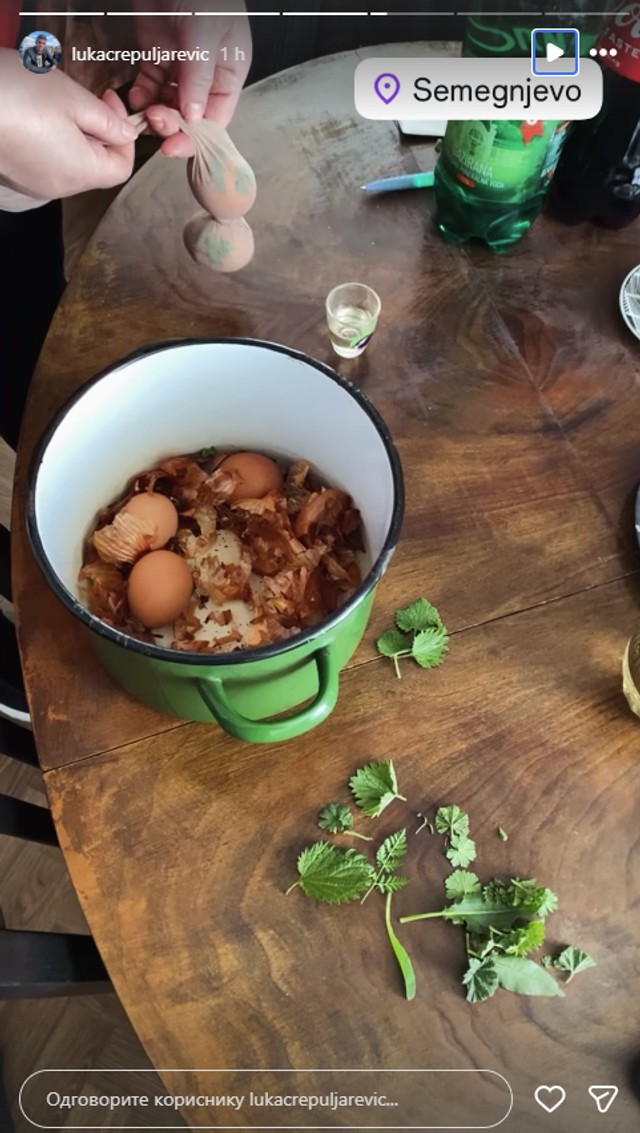 Luka Crepuljević farba jaja u lukovini