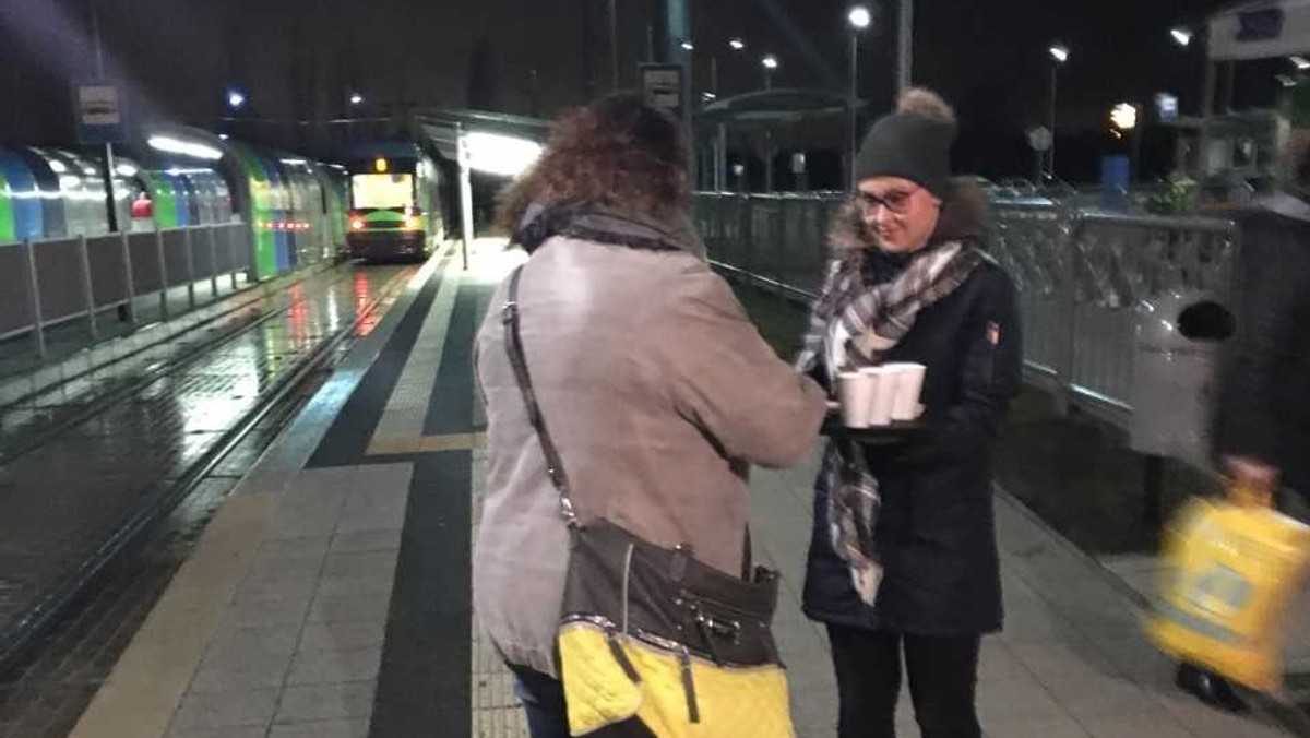 Od dziś na Prawobrzeżu Szczecina obowiązuje całkiem nowa komunikacja miejska. Część linii została zlikwidowana, powstały nowe, a wiele autobusów jeździ na zmienionych trasach. Od rana zagubionym pasażerom próbują pomagać pracownicy Zarządu Dróg i Transportu Miejskiego, jednak nie obyło się bez problemów.