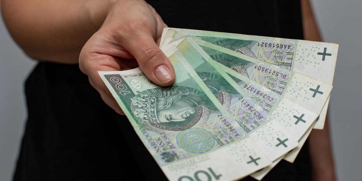 Podatek Pewnego Obywatela Obliczony Według Stawki 18 Wyniósł 2700 Podatek od wzbogacenia. Czym jest? Kiedy trzeba go zapłacić? - Wiadomości