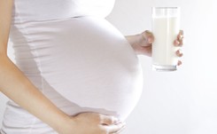 Pić mleko, słodzik zamiast cukru? Fakty i mity na temat diety w ciąży