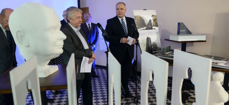 Tak będzie wyglądał pomnik Lecha Kaczyńskiego? Zobacz wyróżnione prace, Sasin: Mam mieszane uczucia [FOTO]
