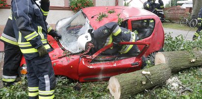 Lipa skasowała auto proboszcza. Parafianie: to głos z niebios!