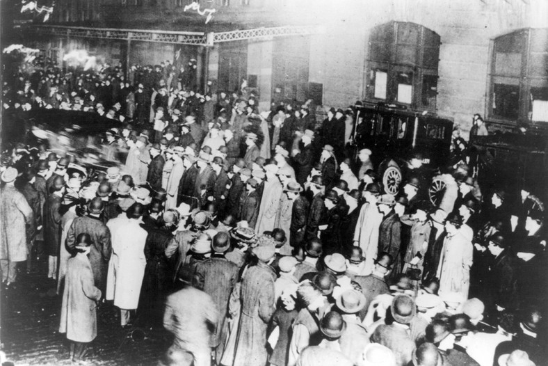 Tłumy w Nowego Jorku czekają na przybycie ocalałych z katastrofy Titanika