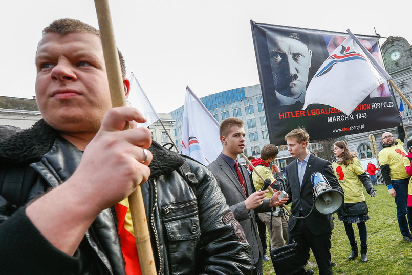 Oburzenie zdjęciami wyrażali przechodnie i demonstranci, którzy też byli na placu, ale z innego powodu - protestowali przeciwko polityce oszczędnościowej rządu. CZYTAJ WIĘCEJ: Polski europoseł zorganizował pikietę antyaborcyjną. Doszło do przepychanek