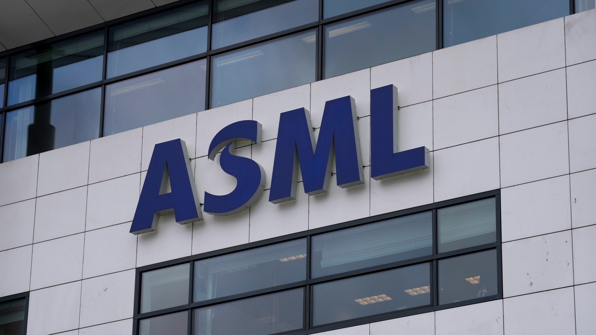 Logo firmy ASML.