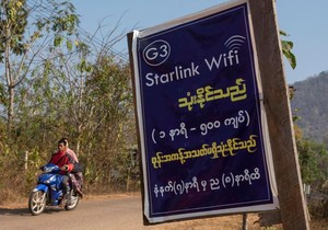 Starlink kafići su se pojavili širom Mjanmara pošto je hunta uvela isključenja interneta u nekim oblastima. | Foto: Thierry Falise/LightRocket via Getty Images