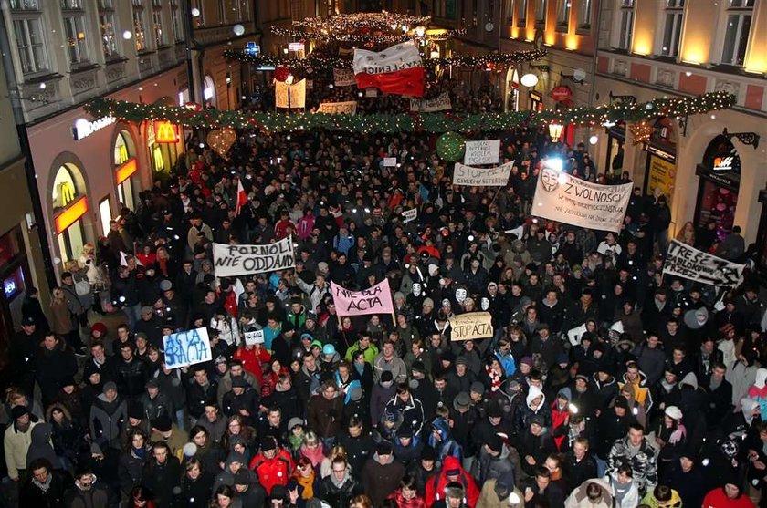 Niesiołowski: zwolennicy ACTA jak kibole