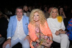 Magda Gessler pozuje okryta tylko gazetą na okładce pisma. Internauci: Po co ten Photoshop?