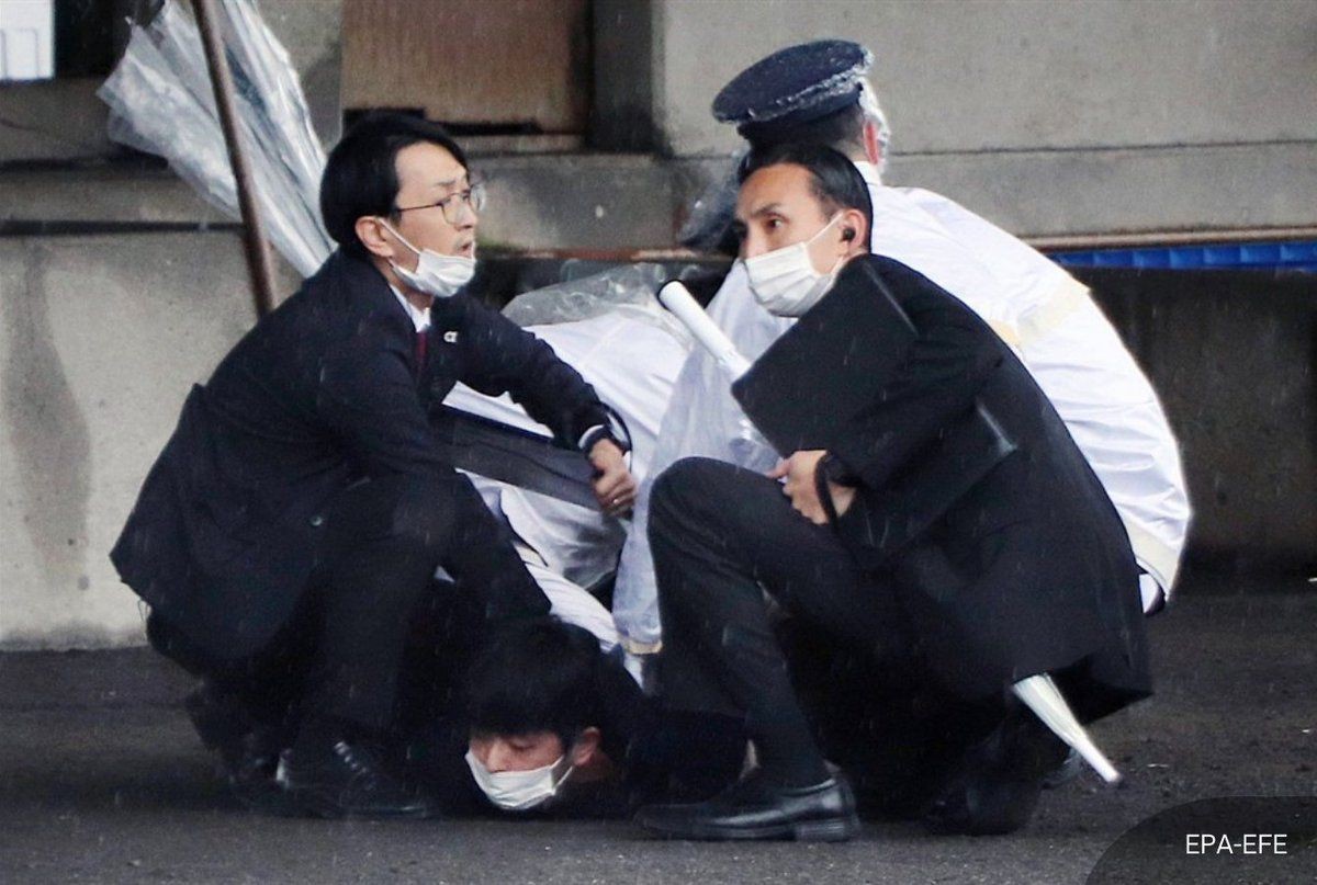 Útok na japonského premiéra odvrátil bodyguard.