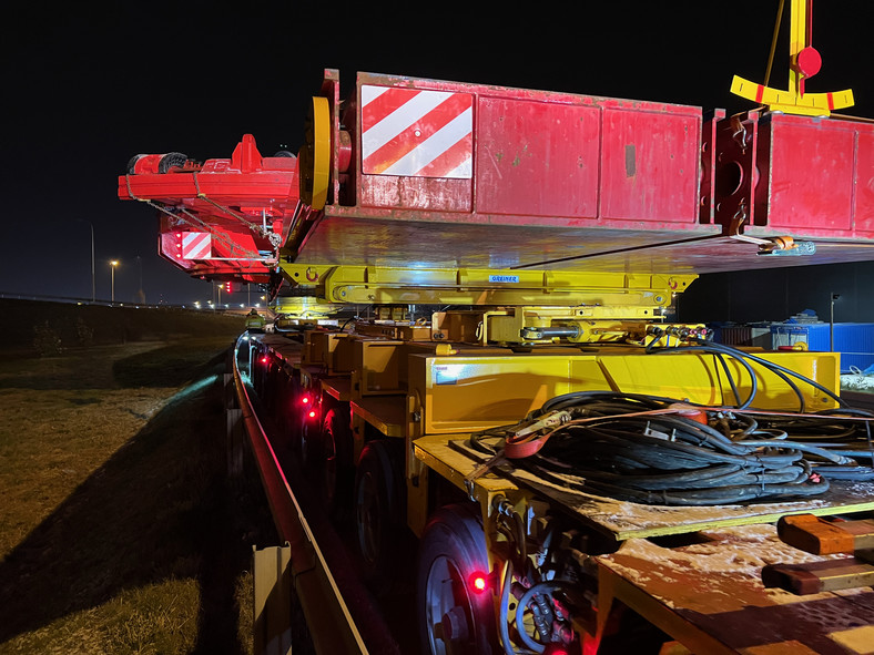 Transport gigantycznej maszyny TBM w Warszawie