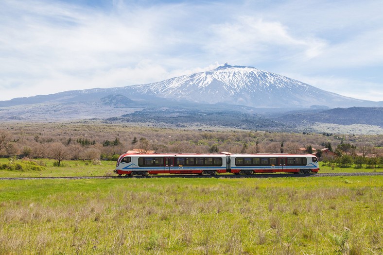 Vulcano to spalinowe składy pasażerskie Newagu przystosowane do jazdy z prędkością do 100 km/h