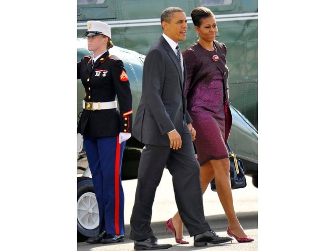 Koniec brytyjskiej wizyty amerykańskiej Pierwszej Pary. Michelle Obama postawiła na cieniowaną kreację w fioletowym kolorze i dopasowaną kolorystycznie kamęę