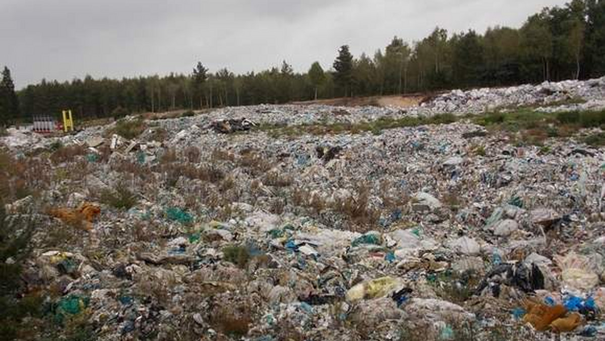 Mieszkańcy Brożka obawiają się, że firma działająca pod przykrywką recyklingu odpadów, zamienia się w zwykłe wysypisko śmieci. Niepokoją się, że urząd wystawił na sprzedaż kolejne działki w pobliżu siedziby firmy.