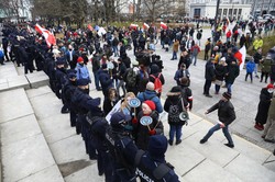 Gorąco na marszu przeciwników obostrzeń. Ratownik medyczny obrzucony kamieniami