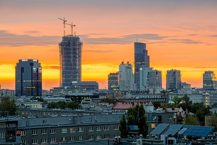 Na budynku A fasada montowana była w tempie 1 poziomu na tydzień, ostatnie panele będą zawieszane m.in. w miejscach, gdzie mieściły się mocowania żurawi wieżowych. W pełni przeszkloną elewację będzie można podziwiać już z końcem grudnia.