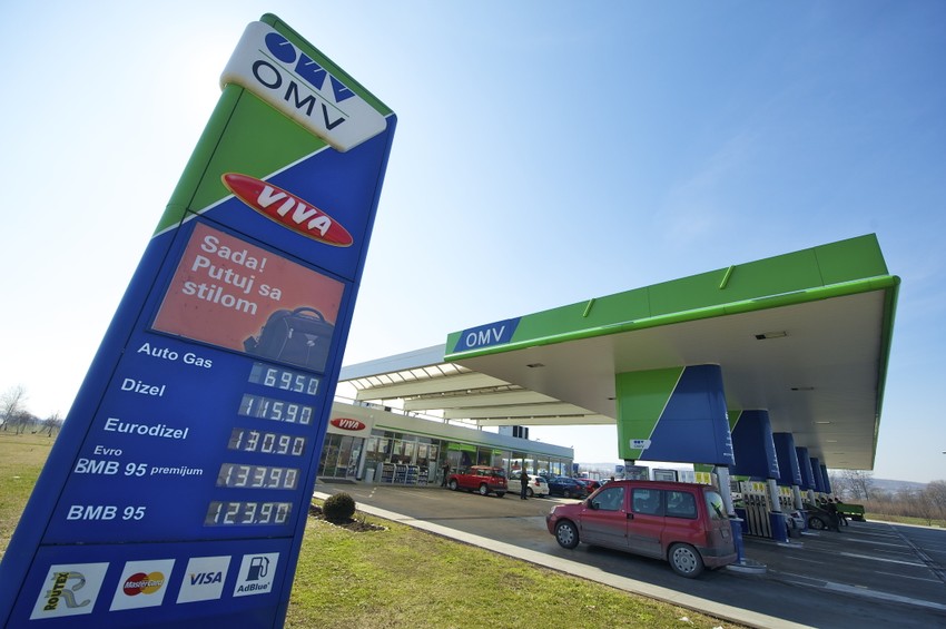 Naftaši tvrde da je na pad prometa uticala cena, ali i to što Srbija jedina u okruženju nema sistem povraćaja PDV-a