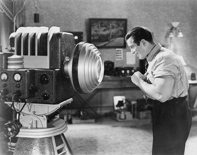 Trzeba przyznać, że dziennikarze Kuryera wykazali się w 1926 r. nie lada nomen omen dalekowzrocznością: 'Elektryczny aparat dalekowidzący pozwoli człowiekowi podróży informować się, co dzieje się w jego domu. Radjo zostanie tak udoskonalone, że głosy można będzie słyszeć na każdem miejscu, na ziemi, na morzu i w powietrzu. Zostaną utworzone specjalne centrale aparatów do widzenia na odległość. Tak jak się dziś zamawia rozmowę telefoniczną, będzie, można zamówić sobie życie pod piramidami albo nad wodami Gangesu. Przenoszenie fotografji przy pomocy telegrafu bez drutu zostanie do tego stopnia udoskonalone, że film będzie się podziwiać z największej odległości.'