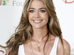 Była dziewczyna Bonda żałuje operacji piersi. Jest czego?