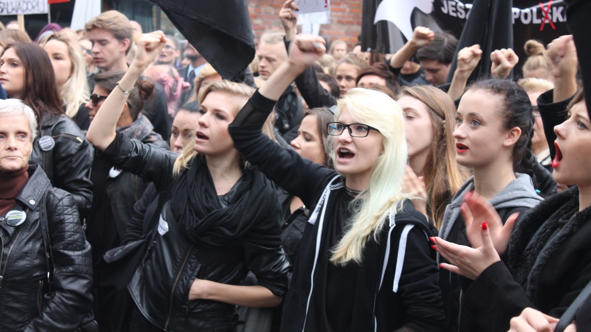 Warszawska prokuratura zajmie się doniesieniem narodowców na transparenty i hasła, jakie pojawiły się na "czarnym proteście" przed Sejmem RP. Śledczy wszczęli dochodzenie pod kątem obrazy uczuć religijnych i znieważenia publicznego przedmiotu czci religijnej. – Ten zarzut staje się kagańcem na ekspresję artystyczną i satyrę – komentuje Barbara Nowacka.