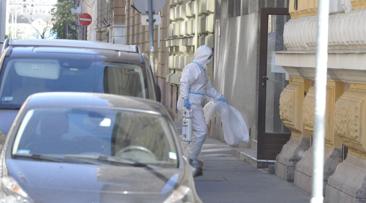 Mentővel visznek el egy koronavírusos lakót a Rózsa utcai idősotthonból / Fotó: Bikk