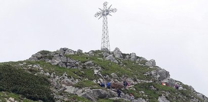 Tęczowa flaga na krzyżu na Giewoncie. Przed wyborami wisiał tu plakat Dudy