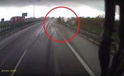 Małą skodą wyrzuciła z drogi ciężarówkę z naczepą. Dramatyczne wideo świadka ku przestrodze