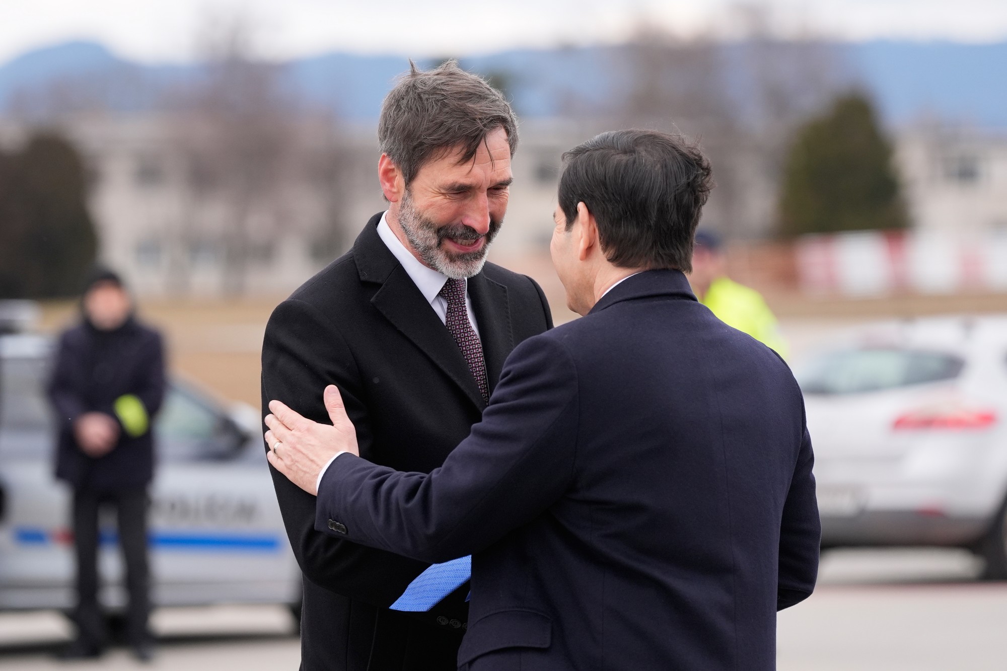 Šéf americkej diplomacie Marco Rubio pristál na letisku v Bratislave, privítal ho Juraj Blanár. 