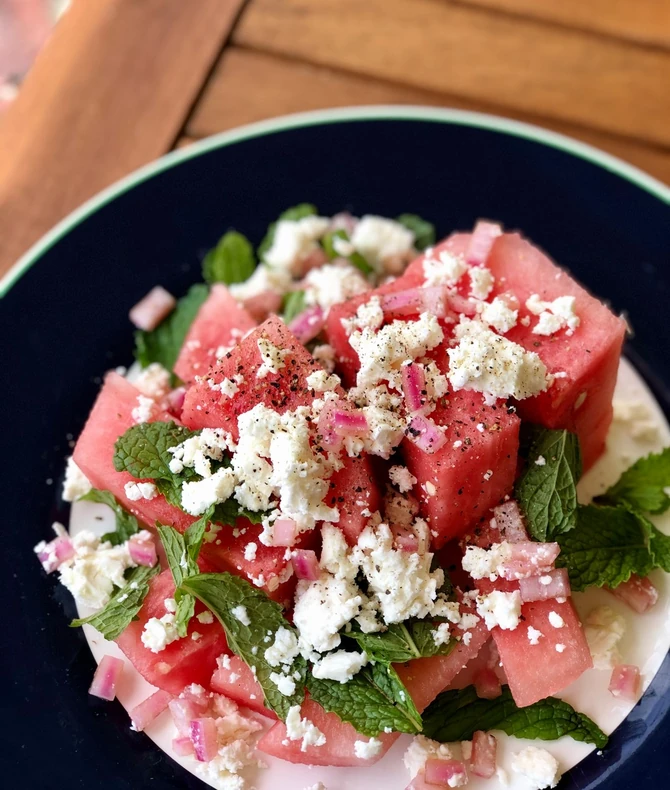 Setite se koliko je poslednjih godina salata od lubenice sa feta sirom popularna