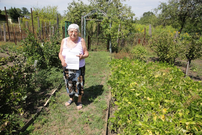 Zofia Waszkiewicz z Wrocławia z rachunkiem za wywóz śmieci z działki