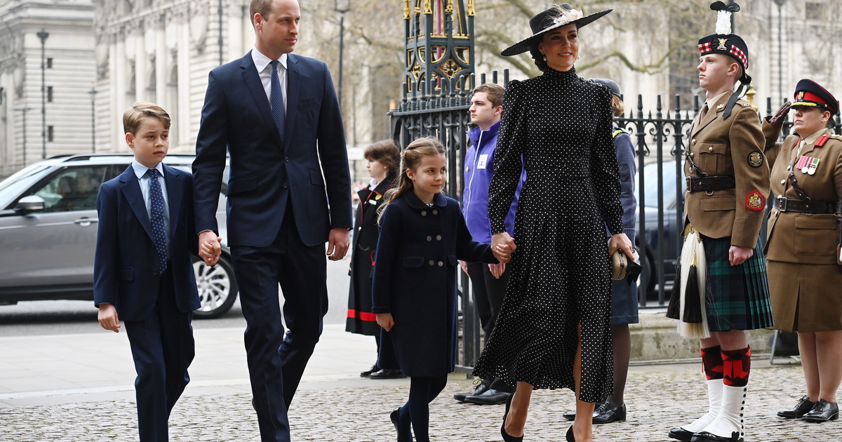 Kate Middleton y el príncipe William con niños en la Abadía de Westminster [ZDJĘCIA]