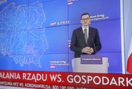 Warszawa, 15.04.2020. Koronawirus w Polsce. Transmisja konferencji prasowej premiera RP Mateusza Morawieckiego (na ekranie) z KPRM w Warszawie, 15 bm. Konferencja dotyczyła działań rządu ws. gospodarki w obliczu epidemii koronawirusa.