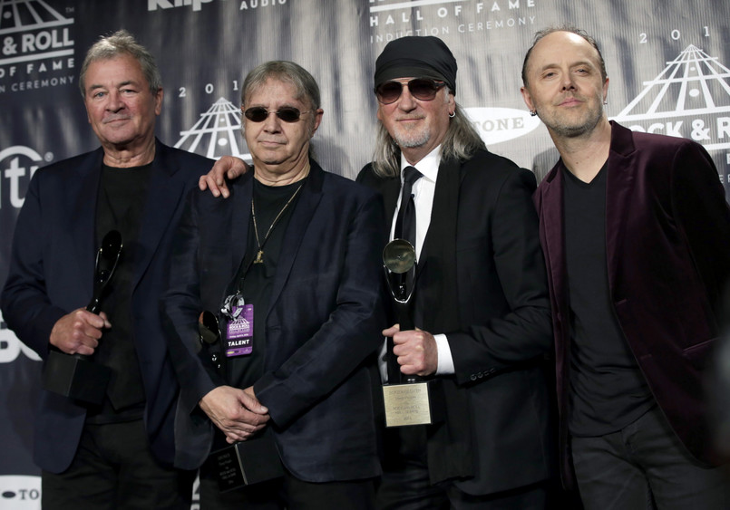 – Chciałbym podziękować wszystkim fanom Deep Purple na całym świecie, którzy sprawiają, ze ta muzyka jest wciąż żywa – mówił David Coverdale podczas uroczystego wprowadzania grupy Deep Purple do Rock and Roll Hall of Fame. Legendarną formację do galerii sław nominowano już trzykrotnie (przez co Ian Gillan nie szczędził słów krytyki jurorom), a na uroczystości pojawili się członkowie jej obecnego składu i wykonali cztery przeboje z “Smoke On The Water” na finał. Na żywo (mimo wcześniejszych zapowiedzi) nie zaprezentowała się natomiast formacja N.W.A. – Nie mieliśmy wystarczającego wsparcia, by dać najlepszy show, jaki możemy – wyjaśniał Ice Cube, zrzucając winę na organizatorów ceremonii. N.W.A. (czyli Niggaz Wit Attitudes) jest kolejną – po Beastie Boys i RUN D.M.C. – formacją hip-hopową, która została uhonorowana obecnością w Rock and Roll Hall of Fame. Do rockowego panteonu trafiają wyłącznie wykonawcy, których fonograficzny debiut liczy 25 lat. W tym roku byli wśród nich również Steve Miller oraz muzycy Cheap Trick i Chicago.