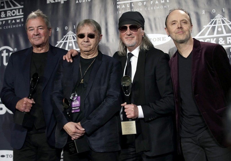 – Chciałbym podziękować wszystkim fanom Deep Purple na całym świecie, którzy sprawiają, ze ta muzyka jest wciąż żywa – mówił David Coverdale podczas uroczystego wprowadzania grupy Deep Purple do Rock and Roll Hall of Fame. Legendarną formację do galerii sław nominowano już trzykrotnie (przez co Ian Gillan nie szczędził słów krytyki jurorom), a na uroczystości pojawili się członkowie jej obecnego składu i wykonali cztery przeboje z “Smoke On The Water” na finał. Na żywo (mimo wcześniejszych zapowiedzi) nie zaprezentowała się natomiast formacja N.W.A. – Nie mieliśmy wystarczającego wsparcia, by dać najlepszy show, jaki możemy – wyjaśniał Ice Cube, zrzucając winę na organizatorów ceremonii. N.W.A. (czyli Niggaz Wit Attitudes) jest kolejną – po Beastie Boys i RUN D.M.C. – formacją hip-hopową, która została uhonorowana obecnością w Rock and Roll Hall of Fame. Do rockowego panteonu trafiają wyłącznie wykonawcy, których fonograficzny debiut liczy 25 lat. W tym roku byli wśród nich również Steve Miller oraz muzycy Cheap Trick i Chicago.