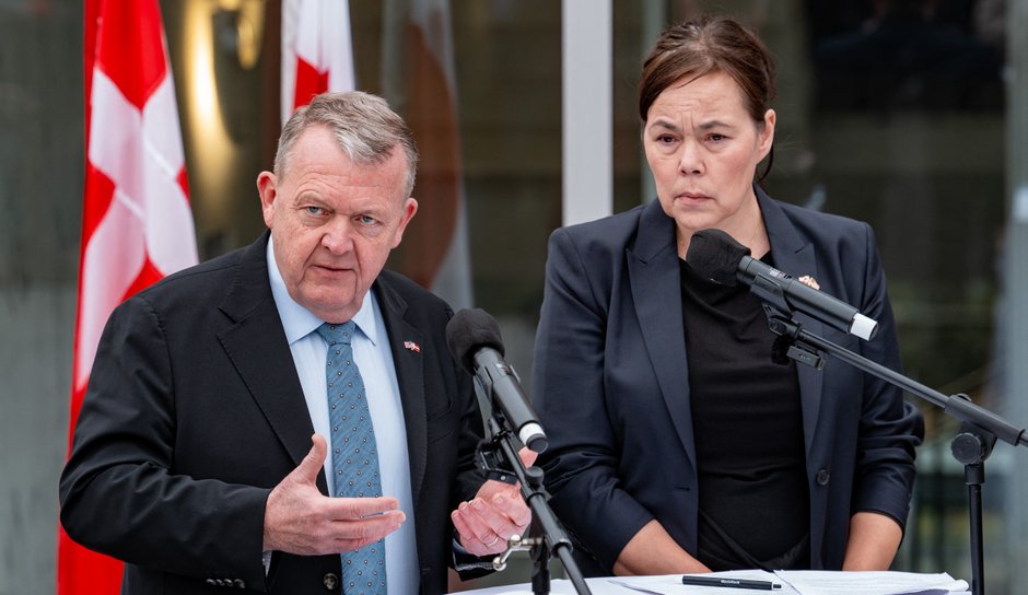 Duński minister spraw zagranicznych Lars Lokke Rasmussen i grenlandzka minister spraw zagranicznych Vivian Motzfeldt przemawiają do mediów w ambasadzie Danii w Waszyngtonie, 14 stycznia 2026 r.