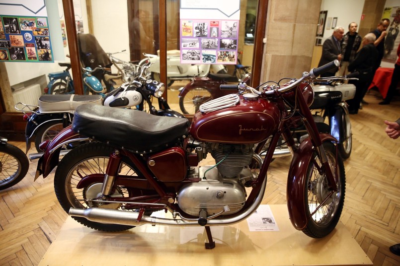 Polski motocykl Junak. Ekspozycję stałą poświęconą polskim motocyklom w XX wieku - "Motocykle ze zbiorów Muzeum Techniki i Przemysłu", otwarto 17 bm. Muzeum Techniki i Przemysłu NOT w Warszawie. (mr) PAP/Tomasz Gzell