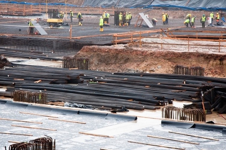 I JESZCZE WIĘCEJ LICZB<br>

250 słupów żelbetowych stanie 8 metrów pod ziemią, w przyszłości będą podtrzymywały płytę żelbetową poziomu 0
1000 osób – tyle osób będzie mogło pracować jednocześnie w szczytowej fazie budowy na obszarze budowy węzła multimodalnego.

200 tys. ludzi – tyle pasażerów dziennie będzie w stanie odprawić nowa stacja.

18 km nowych szyn – znikną stare szyny, na ich miejscu powstanie 10 nowych torów: Sześć dla ruchu pasażerskiego, dwa dla ruchu towarowego. Pozostałe dwa posłużą do przewozu towarów niebezpiecznych
Do 1,8 m grubości - będzie miała płyta denna, czyli spód dworca. Jej grubość zmienia się od miejsca obiektu – w miejscu stacji kolejowej płyta ma grubość 1,8 m., w części parkingu – już „tylko” 1,2 m.

Na zdj. Budowa dworca Łódź Fabryczna // źródło: NLF Torpol-Astaldi s.c.