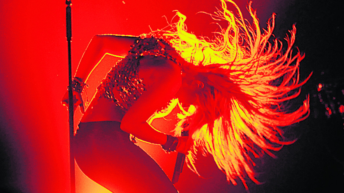 "Dziennik Łódzki": Jedna z największych gwiazd muzyki pop, zaliczana do najlepiej zarabiających piosenkarek na świecie - Shakira wystąpi dziś w łódzkiej Atlas Arenie. Jest to jedyny koncert gwiazdy w Polsce podczas trasy ''Sun Comes Out''.