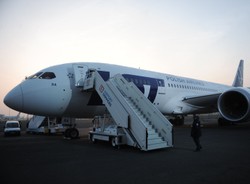 Desperacka walka o przetrwanie. LOT tnie rozkład lotów