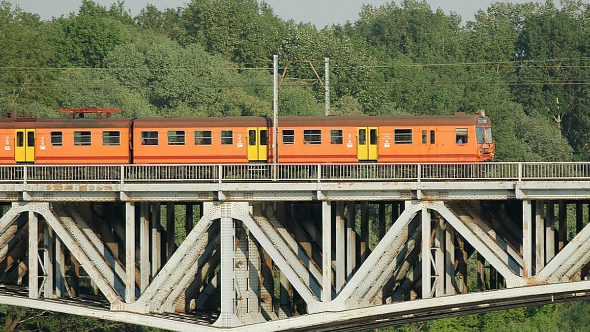Dziesięć nowych połączeń kolejowych na Dolnym Śląsku wprowadzili regionalni przewoźnicy w nowym rozkładzie jazdy, który zacznie obowiązywać od niedzieli. Połączenia Przewozów Regionalnych - największego przewoźnika w regionie - będzie obsługiwać 321 pociągów.